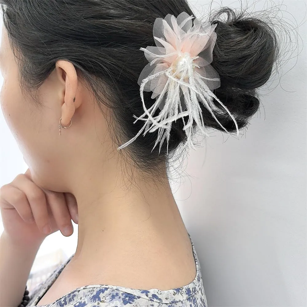 Lady Fascinator Feather Flower Brooch for Women Elegant Shell Pearl Mesh Blossom Hair Clip Wedding Corsage Lapel Pin Bridal Hairband Derby Hat Cocktail Party Costume Accessories (Pink)